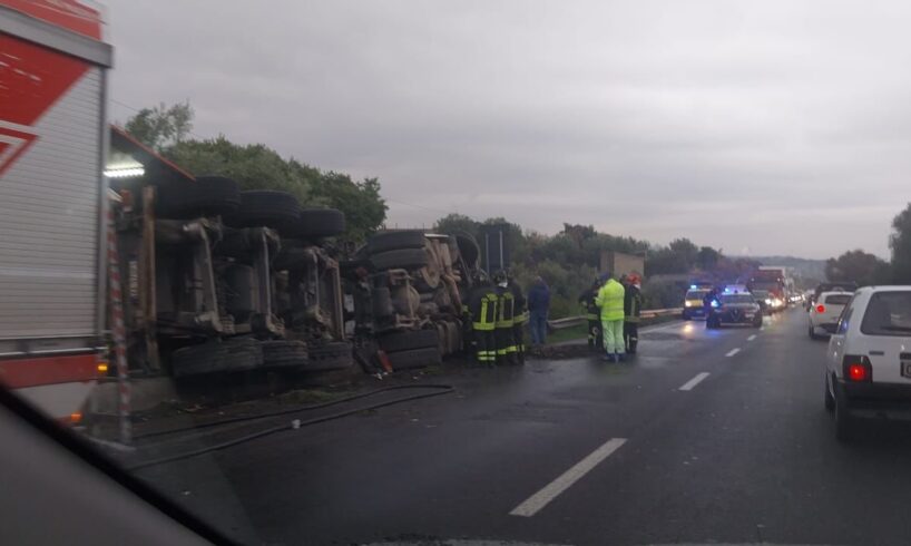 Camion si ribalta sulla SS284: autista estratto dalle lamiere e trasportato al ‘Cannizzaro’
