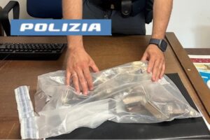 Catania, il "tesoro" in una busta di plastica: denunciate due rumene con 500 g di argento rubato