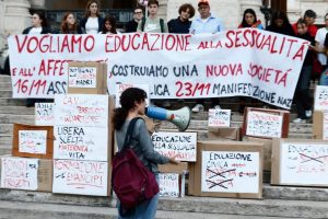 Educazione sessuale a scuola, retromarcia di Salvini: Sì ai corsi alle medie ma solo con il via libera dei genitori