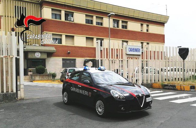 Bronte, arrestato 41enne dopo agguato in casa della madre: usa l’anziana come scudo umano