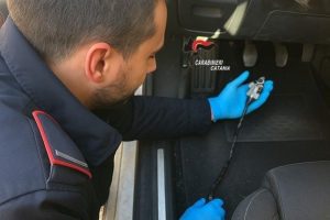 Biancavilla, denunciati due minorenni con un manganello "fatto in casa"