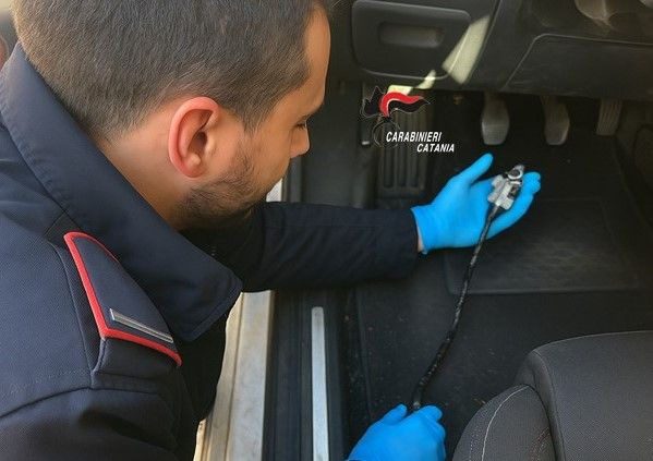 Biancavilla, denunciati due minorenni con un manganello "fatto in casa"