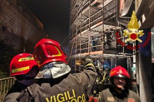 Catania, incendio alle Ciminiere: Vigili del Fuoco in azione, nessun ferito