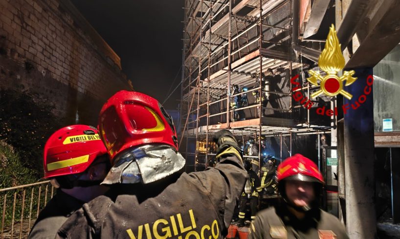 Catania, incendio alle Ciminiere: Vigili del Fuoco in azione, nessun ferito
