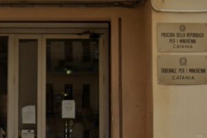 Catania, "corteo" di scooter senza casco davanti al Tribunale dei Minori: 8 su 10 erano minori, 2 moto sequestrate