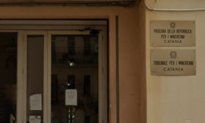 Catania, "corteo" di scooter senza casco davanti al Tribunale dei Minori: 8 su 10 erano minori, 2 moto sequestrate