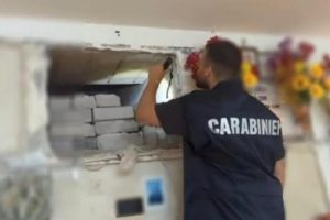 Aci Catena, cimitero sotto inchiesta: indagati due funzionari. Scoperta discarica di bare e resti umani