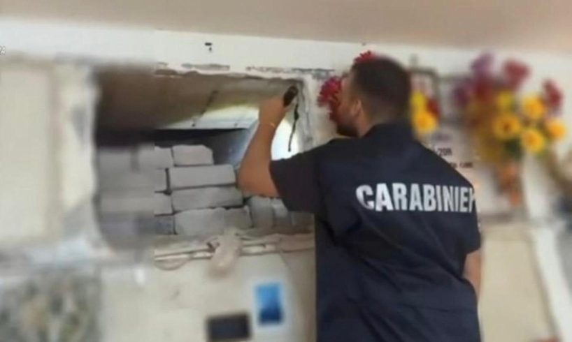 Aci Catena, cimitero sotto inchiesta: indagati due funzionari. Scoperta discarica di bare e resti umani