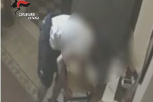 Catania, furto in B&B a danno di una turista: il ladro riconosciuto da un tatuaggio (VIDEO)