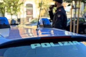 Catania, 30 euro offerti ai poliziotti per chiudere un occhio sull'auto rubata: denunciati un italiano e un tedesco