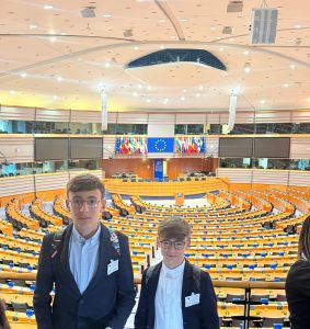 Biancavilla, studenti del “S. G. Bosco-Sturzo” in visita a Bruxelles per il progetto Erasmus+: un viaggio nel cuore delle istituzioni europee (VIDEO)