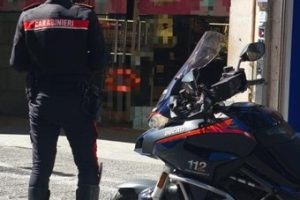 Catania, furto in un negozio di abbigliamento del ‘Borgo’: denunciati un minorenne e un 18enne