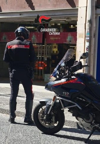 Catania, furto in un negozio di abbigliamento del ‘Borgo’: denunciati un minorenne e un 18enne