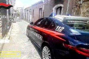 Sant’Alfio, ubriaco al volante con un fucile sul sedile: arrestato 54enne