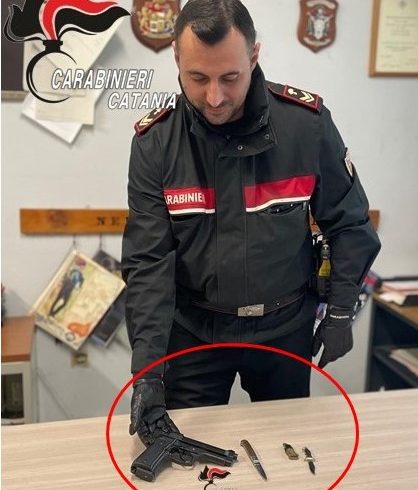 Ramacca, in auto pistola a salve e due coltelli: giovane denunciato