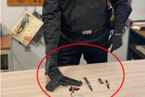Ramacca, in auto pistola a salve e due coltelli: giovane denunciato
