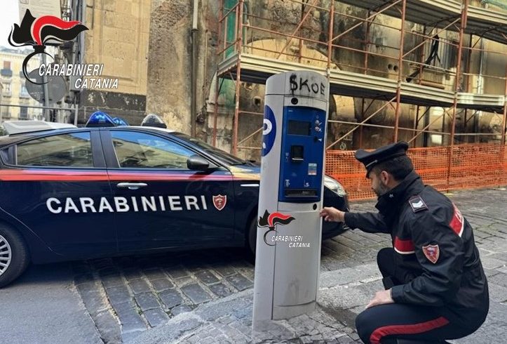 Catania, colpo al parcometro fallito: tre ladri incastrati dai Carabinieri nel centro della città