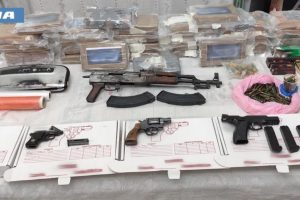 Catania, scoperto arsenale e 35 kg di cocaina in un appartamento al Pigno: arrestato 48enne