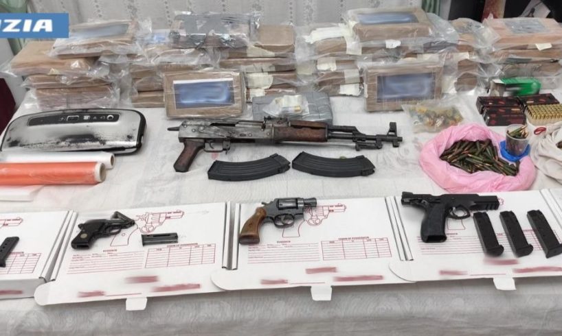 Catania, scoperto arsenale e 35 kg di cocaina in un appartamento al Pigno: arrestato 48enne