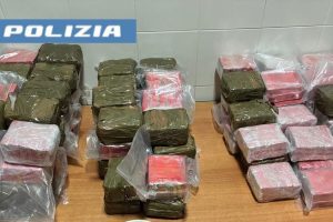 Catania, 50 chili di hashish nascosti nell’auto: arrestata una donna dalla Squadra Mobile