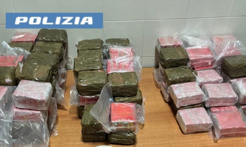 Catania, 50 chili di hashish nascosti nell’auto: arrestata una donna dalla Squadra Mobile