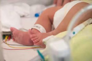 Torino, tentato infanticidio: neonata con la testa nel water dopo il parto. La madre indagata