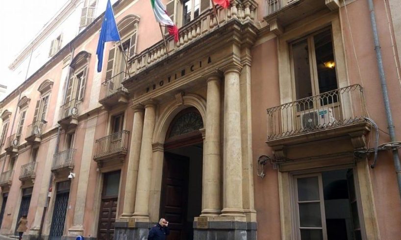 Motta S. Anastasia, crisi call center Mics: sit-in in prefettura. Lavoratori senza stipendi da mesi