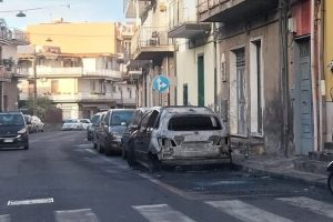 Paternò, notte di paura in Corso Sicilia: auto in fiamme, residenti in allerta