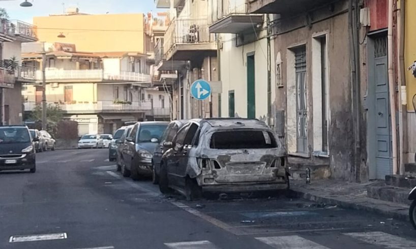 Paternò, notte di paura in Corso Sicilia: auto in fiamme, residenti in allerta