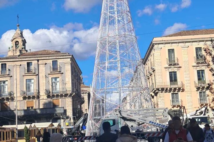 Catania: Natale 2025, si accende la luce. In piazza Università l'albero e i mercatini