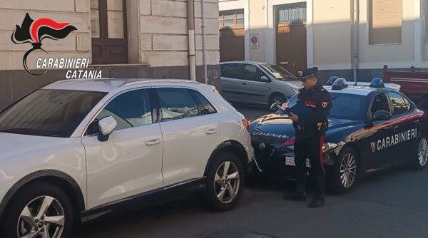 Catania, bloccati mentre rubavano le ruote a un turista in via Plaja: arrestati due giovani