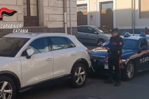 Catania, bloccati mentre rubavano le ruote a un turista in via Plaja: arrestati due giovani