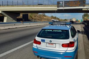 Catania, 45enne finge identità dopo incidente in autostrada: senza patente e con droga nell'auto