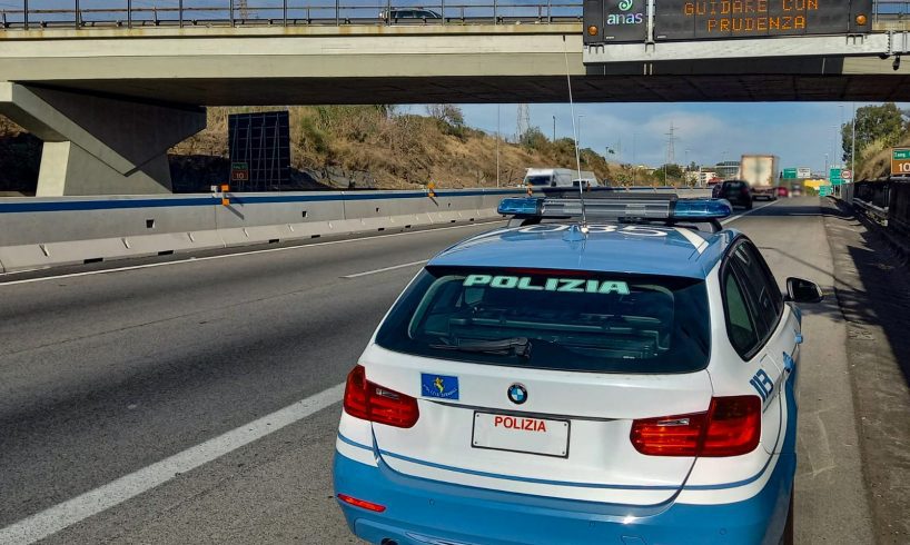 Catania, 45enne finge identità dopo incidente in autostrada: senza patente e con droga nell'auto