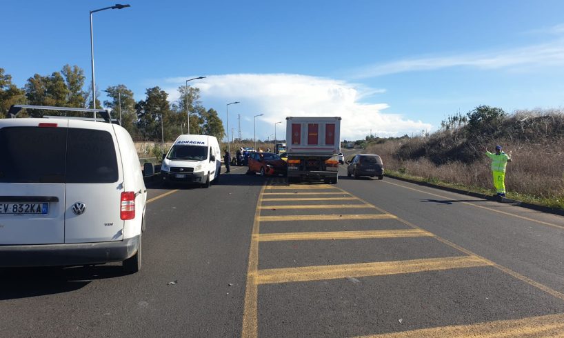 Belpasso, scontro tra auto e camion sulla SS 192: ferito trasportato all'ospedale San Marco