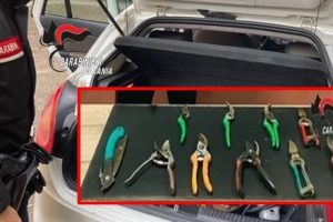 San Cono, aggressione armata tra ex parenti: 62enne accoltella l’ex genero con una forbice da potatura