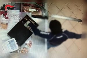 Paternò, 2 arresti per le rapine ai negozi: indagini smascherano il modus operandi (VIDEO)