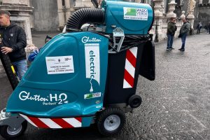 Catania, nuovi mezzi elettrici e silenziosi per pulire la città: sanificano anche panchine e monumenti