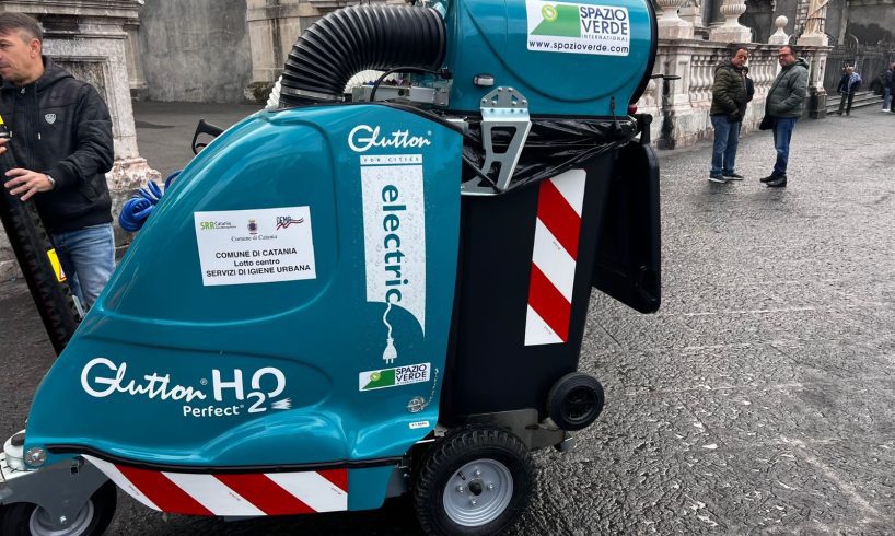 Catania, nuovi mezzi elettrici e silenziosi per pulire la città: sanificano anche panchine e monumenti