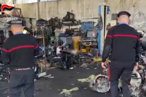 Castiglione di Sicilia, meccanico 53enne denunciato: nell suo garage discarica abusiva e officina senza permessi (VIDEO)