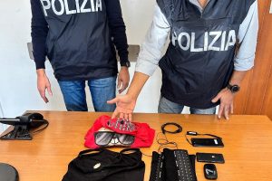 Catania, all'esame per la patente con auricolare e telecamera: 37enne denunciato