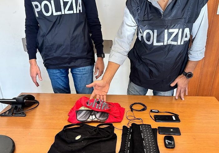 Catania, all'esame per la patente con auricolare e telecamera: 37enne denunciato