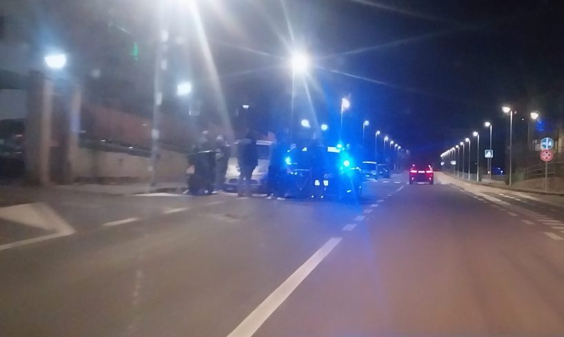 Paternò, scontro tra auto e scooter in viale De Gasperi: due giovani al pronto soccorso