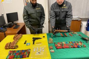 Catania, scoperto arsenale in casolare abbandonato a Monte Po