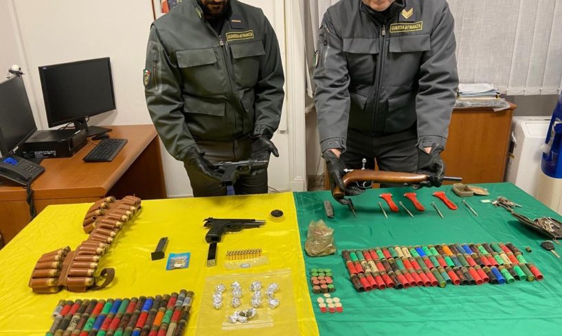 Catania, scoperto arsenale in casolare abbandonato a Monte Po