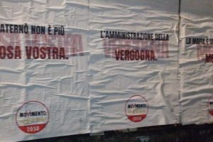Paternò, M5S attacca a colpi di manifesti: "La mafia è una montagna di merda"