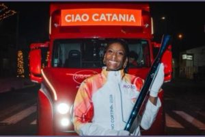 La Fiamma Olimpica in Sicilia, Sylla tedoforo a Catania: "Lo sport può abbattere barriere e cambiare il mondo"
