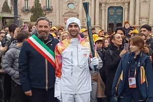 La torcia olimpica accende Acireale tra la pioggia: festa in piazza con i campioni Garozzo e Battiato