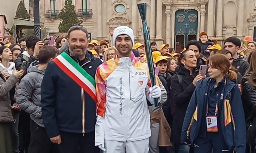 La torcia olimpica accende Acireale tra la pioggia: festa in piazza con i campioni Garozzo e Battiato