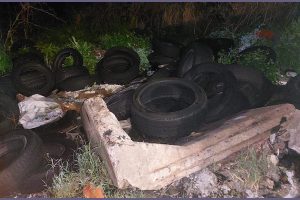 Catania, beccato a scaricare gomme 8 ore dopo la bonifica: patente già ritirata per lo stesso reato